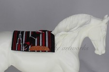 Sattelpad rot schwarz Breyer Stone Resin Tack Western 1:9 Modellpferd Zubehör