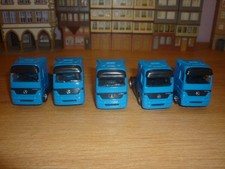 5 blaue Sattelzugmaschinen MB