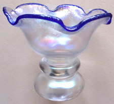 Vase Erwin Eisch Glaskunst Studioglas blauer Wellenrand irisierend Höhe 11,5 cm