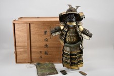 N92D01- Japan Samurai Rüstung Miniatur Modell in Kiribako Kiste 19.Jh bez.