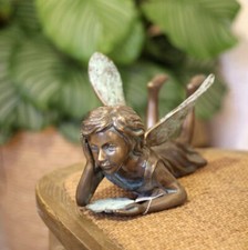Bronzefigur Fee Elana liegend