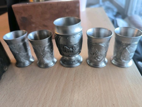 Kleine becher aus zinn mit - kleine,