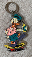 alter Schlüsselanhänger Disney:  Donald Duckmit Skateboard und Getränk