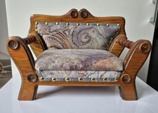 Schönes Puppen-Sofa aus Holz