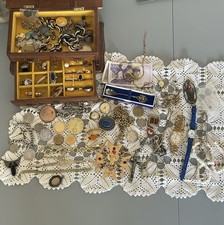 Schmuckkonvolut: Münzen, Uhren, Ketten, Abzeichen, Antik mit Punzen