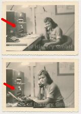 131909, 2 Fotos, Nachrichtenhelferin am Klappenschrank, 10er Telefonvermittlung 