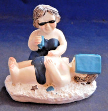 ( P 25) Deko Figur, Sonnencreme auftragen, mit Sonnenschutz über dem Gesicht