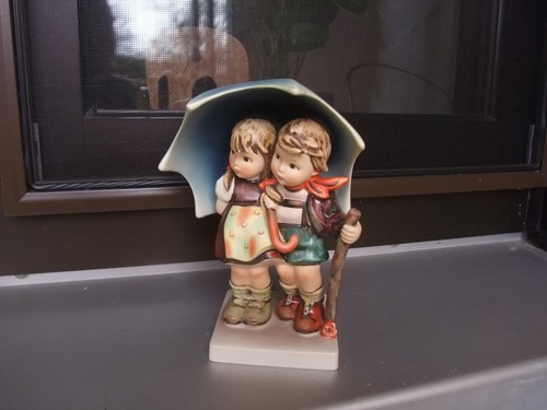 Hummelfiguren unter einem - ,