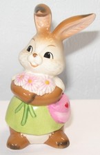 Goebel Porzellan – Osterhase mit Blumenstrauß – Frisch gepflückt – Höhe ca.: 9 c