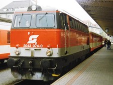 Lok ÖBB Triebwagenzug Historisches Eisenbahn Foto Station roter Wagen Villach