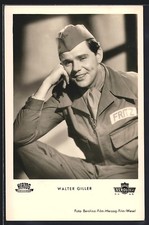 Schauspieler Walter Giller, sitzend in seiner Arbeitsmontur, Ansichtskarte 