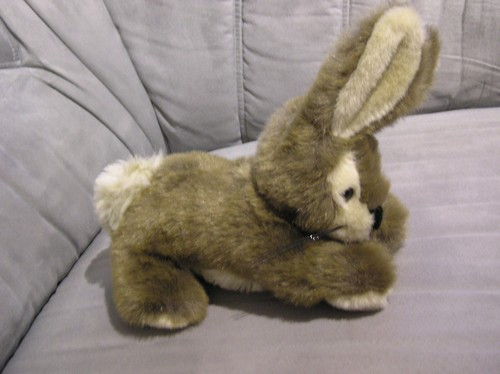 Plüschtier hase liegend - hase, es