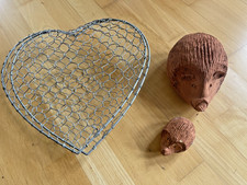 Deko Set 1 großes Metall Gitter Herz aufklappbar 33x30 cm+ 2 Ton Terracotta Igel