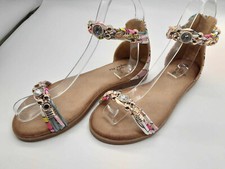 modisch flippige Sandale in