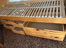 Massivholz Bettgestell mit Lattenrost und Schubladen 