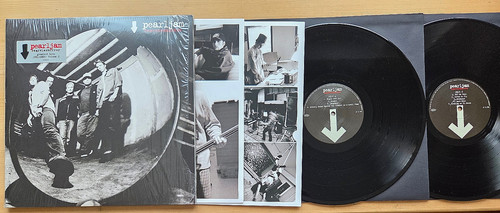 Pearl jam rearviewmirror - pearl,