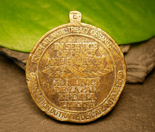 Goldfarbene Medaille Anhänger Nato In Service Of Peace And Freedom Frankreich