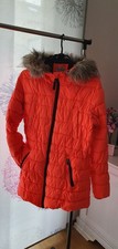 Knallige Winterjacke von