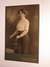 stehende junge Frau / 1911 CDV Schalch & Ebinger Inhaber C. Ebinger St. Gallen
