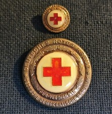 2 Abzeichen DDR: Ehrenzeichen Deutsches Rotes Kreuz in Bronze + Miniatur DRK 