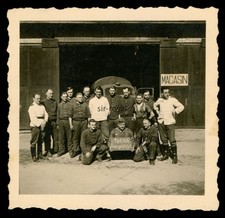 Wehrmacht vor KFZ Halle mit Schild Tankstelle Feuergefährlich - WK2 Foto 6x6cm