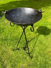 Großes Vogelbad auf stabilem