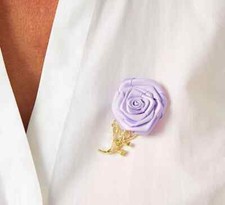 lila Rose, Rosen Brosche