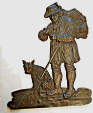 Antikes Eisenguß Wandrelief - Reisigsammler mit Reisigbesen und Hund