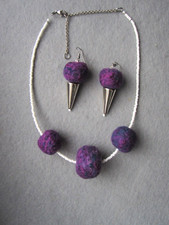 Set Kette + Ohrringe aus Filz – Kugeln u.a. Perlen, neu