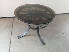 Runder Glastisch aus einem Wagenrad und Gestell aus Schmiedeeisen