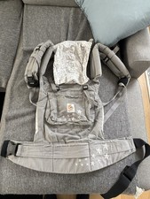 ERGObaby Babytrage mit herausnehmbaren Neugeborenen Einsatz Grau mit Sternen ? 