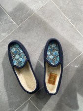 Hausschuhe für Senioren . Größe 39. Fußbett echte Schurwolle. Neu