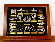 Knotentafel hinter Glas