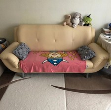 Gelber Couch für