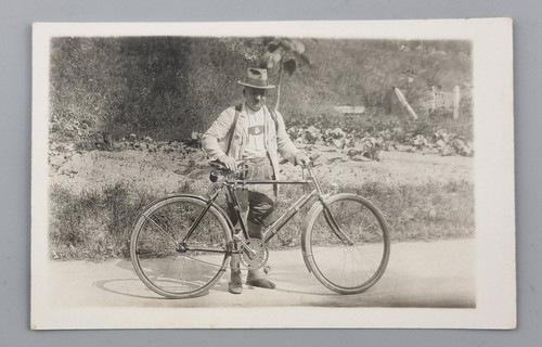 Mann mit torpedo fahrrad - torpedo,