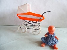 PUPPENWAGEN "DDR" orange und PÜPPCHEN  für die PUPPENSTUBE