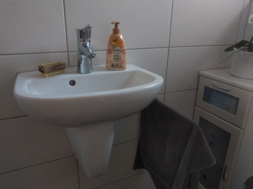 Waschbecken mit schürze und - schürze,