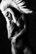 Aktfoto vor Schwarz,  Nude