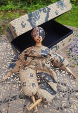 Boneka Schlenker Puppe in Box Indonesien alt 32cm Batik Holz Handarbeit Unikat