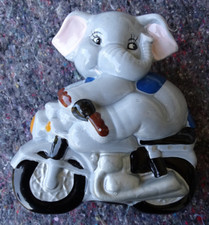 Alte Spardose Elefant auf Motorrad Keramik