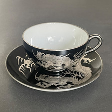 Elegante japanische Porzellantasse mit Untertasse – handbemalt mit Silberdrache