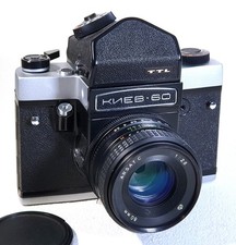 Kiev 60 TTL 6x6 Mittelformatkamera. Objektiv Arsat C 2,8/80 mm. Zubehör.