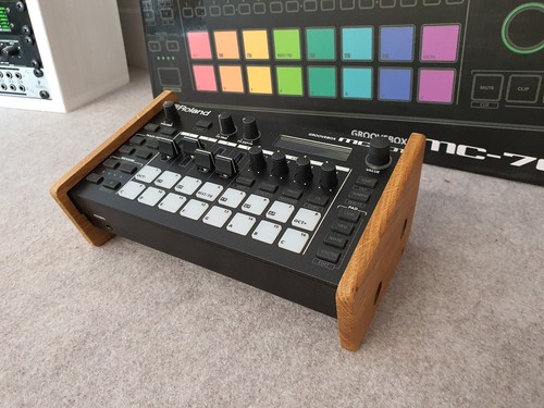 Roland mc101 und - roland, ständer