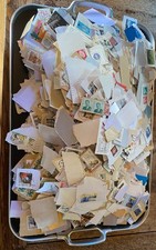 ÜBER 2000 GRAMM BRIEFMARKEN KILOWARE AUF PAPIER