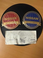 2 OLDTIMER NISSAN 50. JAHRESTAG AUTO ABZEICHEN BLAU & ROT NEU UNBENUTZT