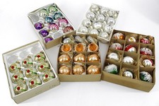 Konvolut aus 60 antiken Weihnachtskugeln in verschiedenen Farben und Formen