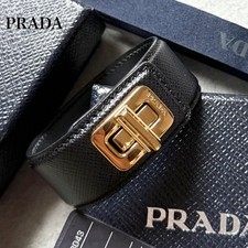 PRADA Drehverschluss Logo
