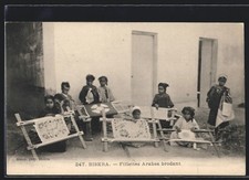 AK Biskra, Fillettes Arabes brodant, arabische Mädchen weben Teppiche 