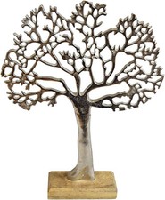 Großer Baum aus Metall auf