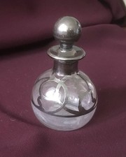 Wunderschöner alter Parfum Flakon klein rund mit Silbermontur